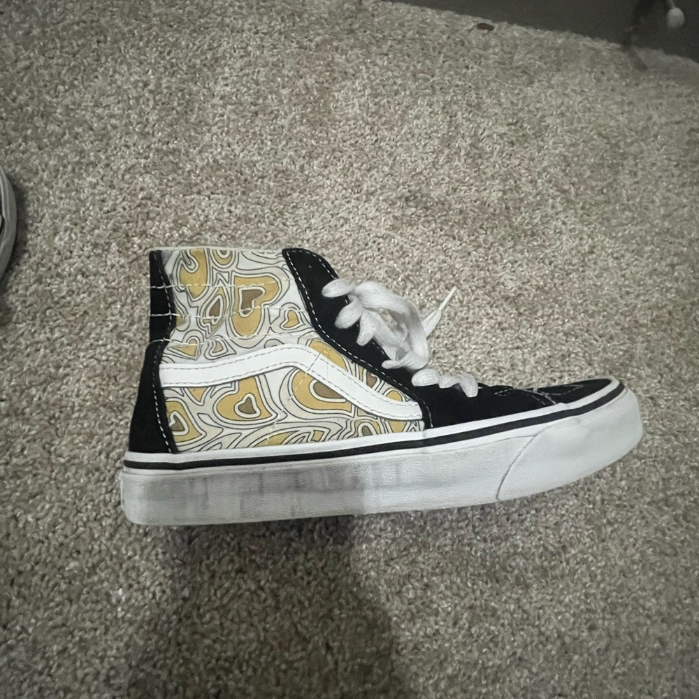High-Top Sneakers Vans sneaker with tan heart pattern and black accents.